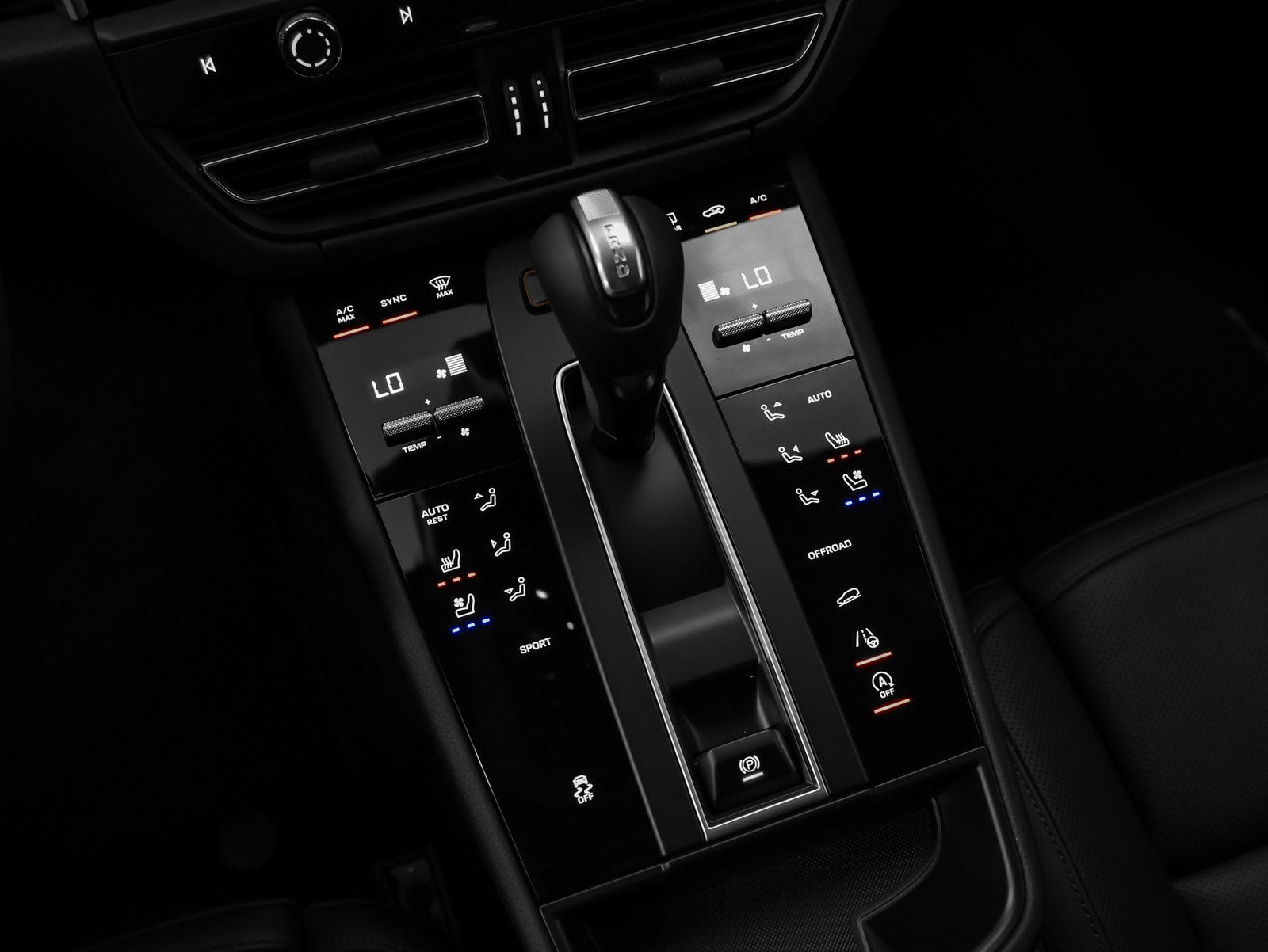 Certified 2025 Porsche Macan AWD/4WD image 32
