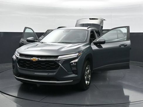 Used 2025 Chevrolet Trax LT FWD image 47