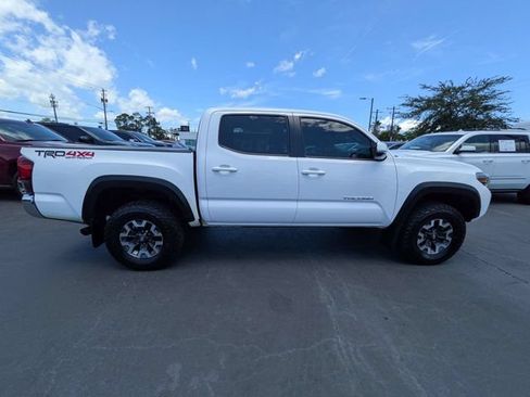 Used 2018 Toyota Tacoma TRD Off-Road AWD/4WD image 4