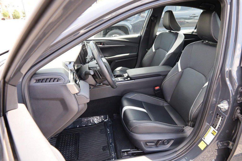 Used 2025 Toyota Camry SE w/ Convenience Package AWD/4WD image 8