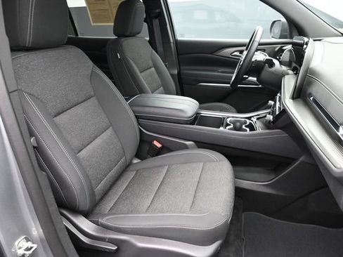 Used 2025 Chevrolet Traverse LT w/ Driver Confidence Package FWD image 32