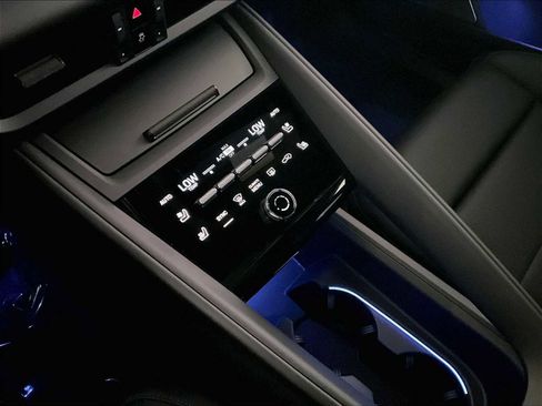 New 2026 Porsche Macan 4 Electric image 18