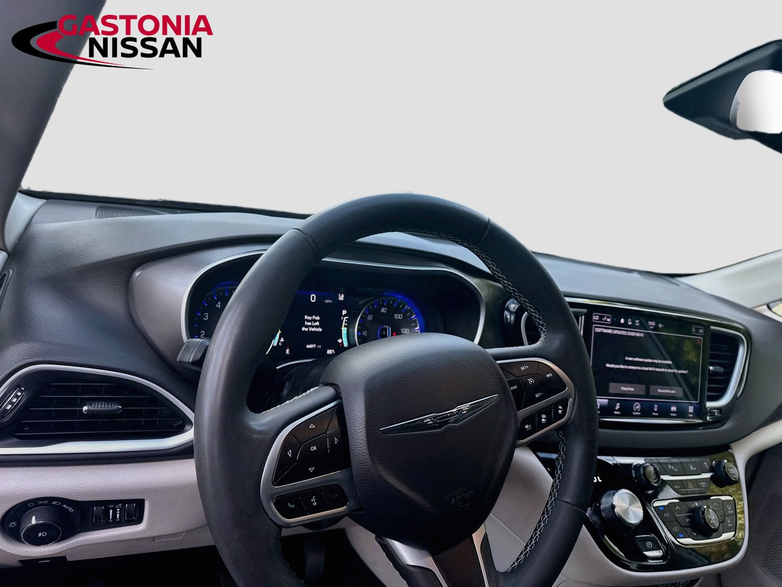 Used 2024 Chrysler Pacifica Touring-L FWD image 11