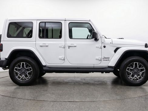 Used 2025 Jeep Wrangler Sahara image 11