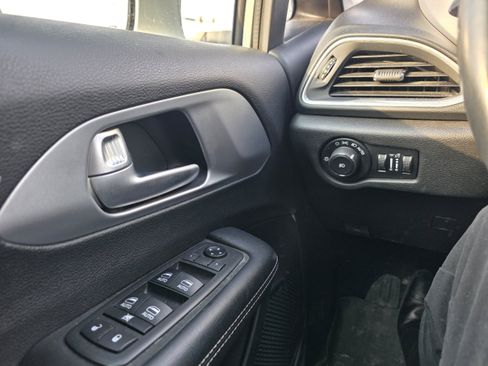 Used 2018 Chrysler Pacifica Touring-L Plus image 15