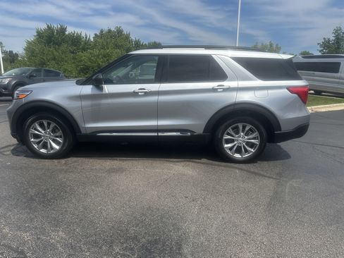 Used 2023 Ford Explorer XLT w/ Equipment Group 202A image 7