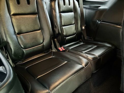 Used 2019 Ford Explorer XLT w/ Equipment Group 202A image 28