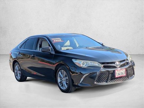 Used 2015 Toyota Camry SE image 3