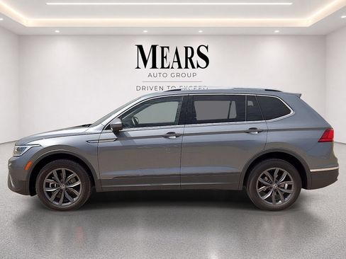 Used 2022 Volkswagen Tiguan SE FWD image 2