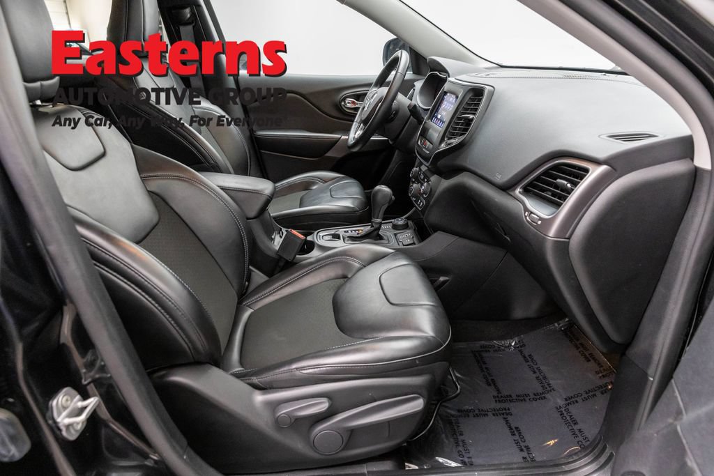 Used 2021 Jeep Cherokee Latitude Plus AWD/4WD image 25