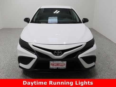 Used 2023 Toyota Camry SE image 3