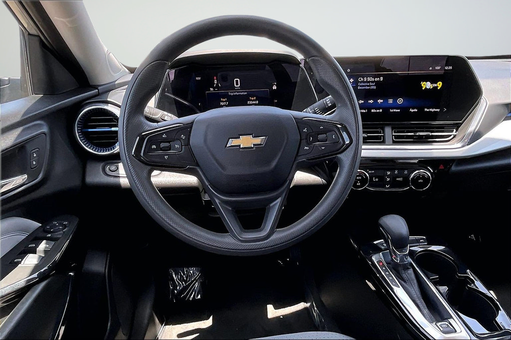 Used 2025 Chevrolet Trax LT FWD image 26