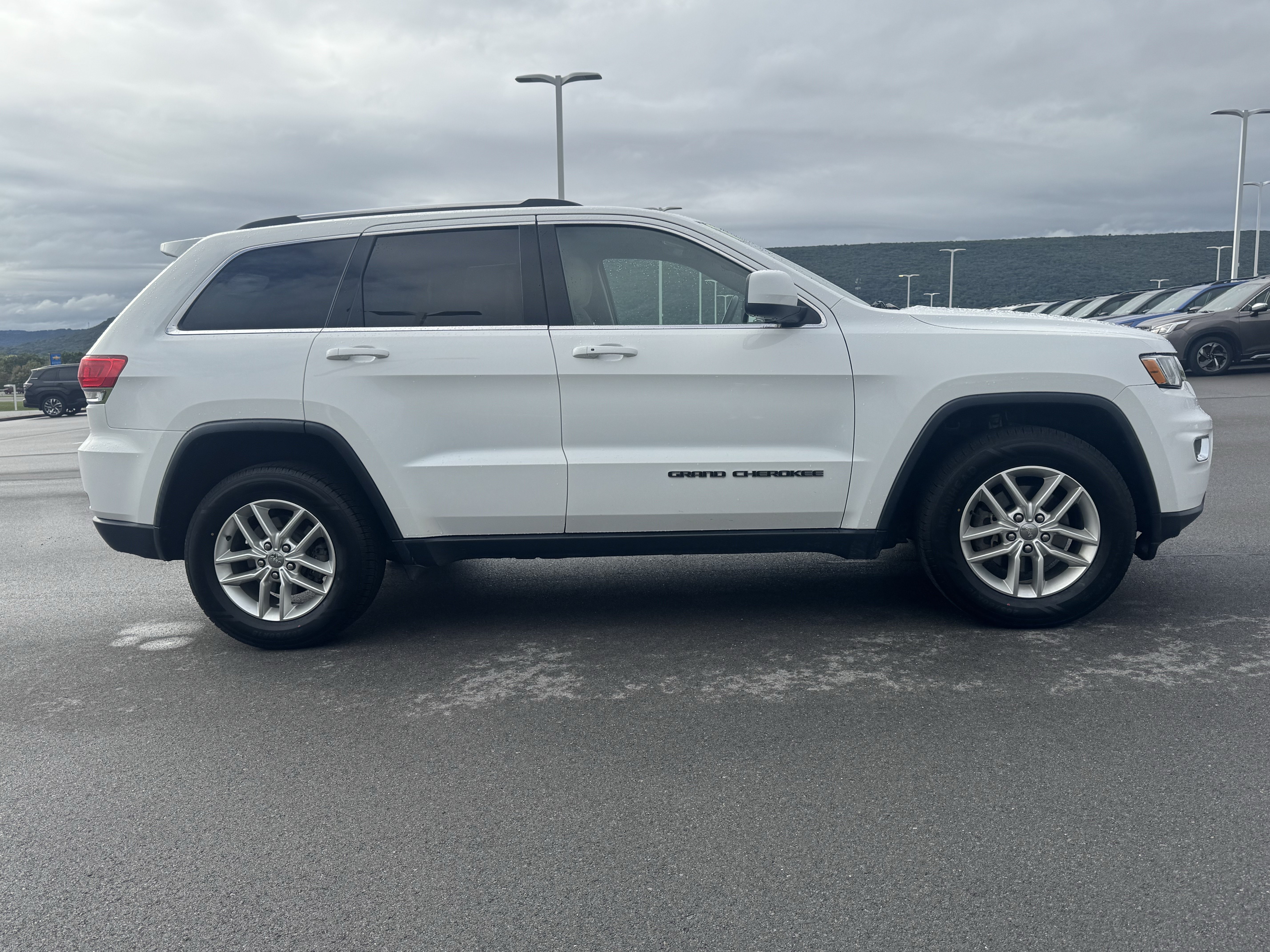 Used 2017 Jeep Grand Cherokee Laredo w/ Quick Order Package 23E AWD/4WD image 2