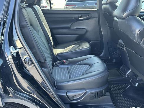 Used 2022 Toyota Highlander XSE image 7
