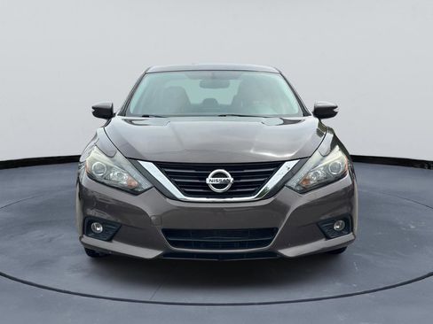 Used 2017 Nissan Altima 3.5 SL w/ 3.5SL Technology Package FWD image 2