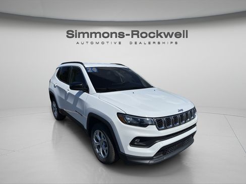 Used 2024 Jeep Compass Latitude AWD/4WD image 7