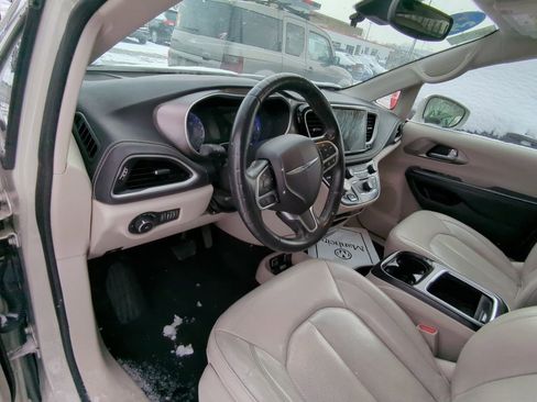 Used 2021 Chrysler Pacifica Touring-L image 7