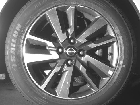 Used 2025 Nissan Versa SV FWD image 13