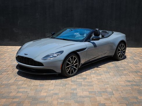 Used 2022 Aston Martin DB11 Volante RWD image 3
