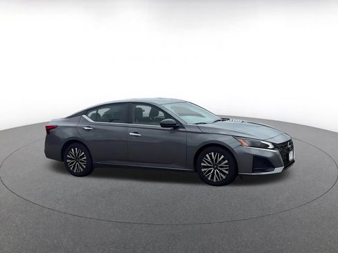 Used 2025 Nissan Altima 2.5 SV FWD image 2