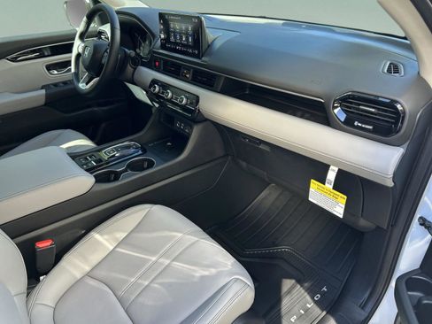 Used 2025 Honda Pilot EX-L image 18