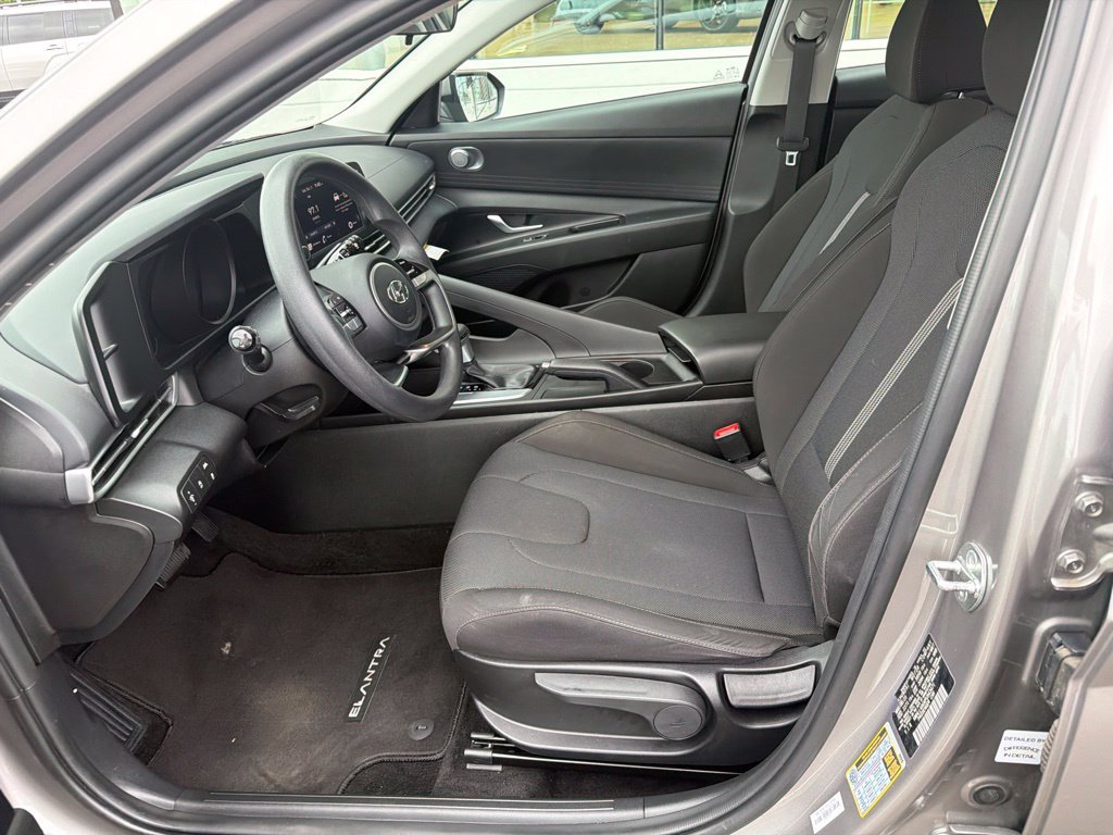 Used 2023 Hyundai Elantra SE FWD image 11