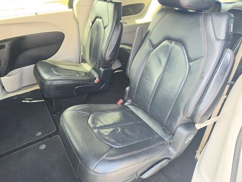 Used 2019 Chrysler Pacifica Touring-L FWD image 26