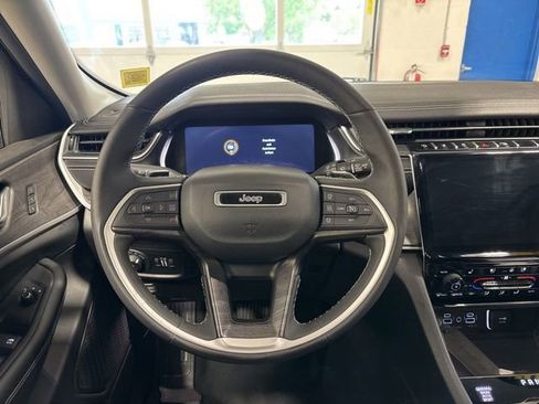 Used 2023 Jeep Grand Cherokee Limited w/ Luxury Tech Group II AWD/4WD image 15