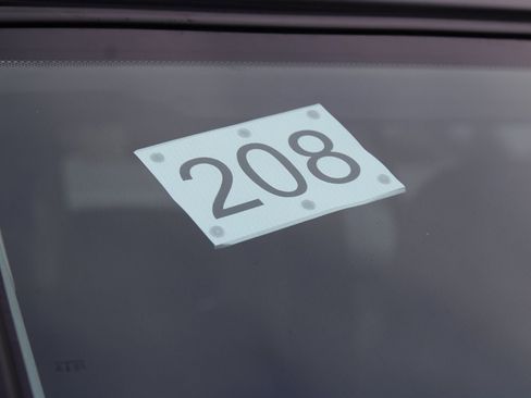 Used 2016 Land Rover LR4 HSE Silver Edition image 11