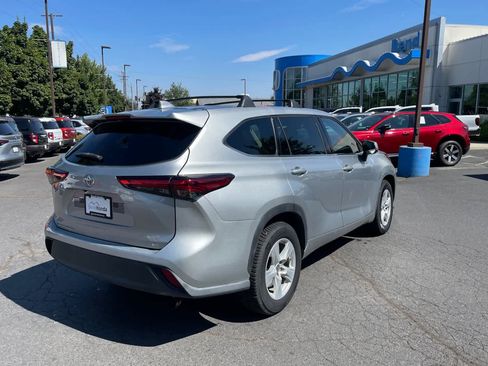 Used 2021 Toyota Highlander LE FWD image 5