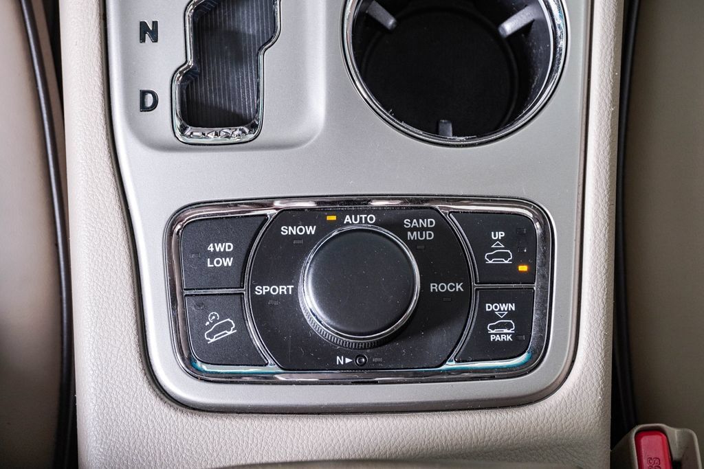 Used 2011 Jeep Grand Cherokee Overland AWD/4WD image 26