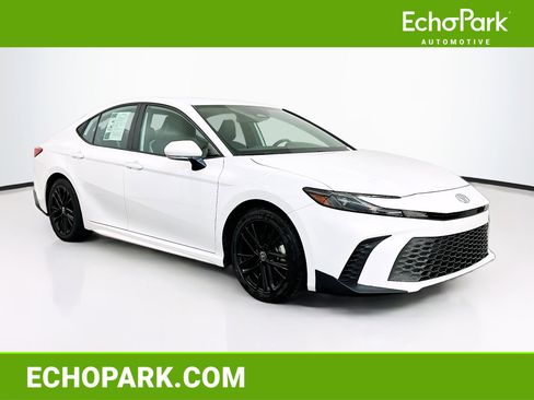 Used 2025 Toyota Camry SE FWD image 1