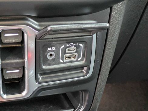 Used 2019 Jeep Wrangler Unlimited Sahara image 28