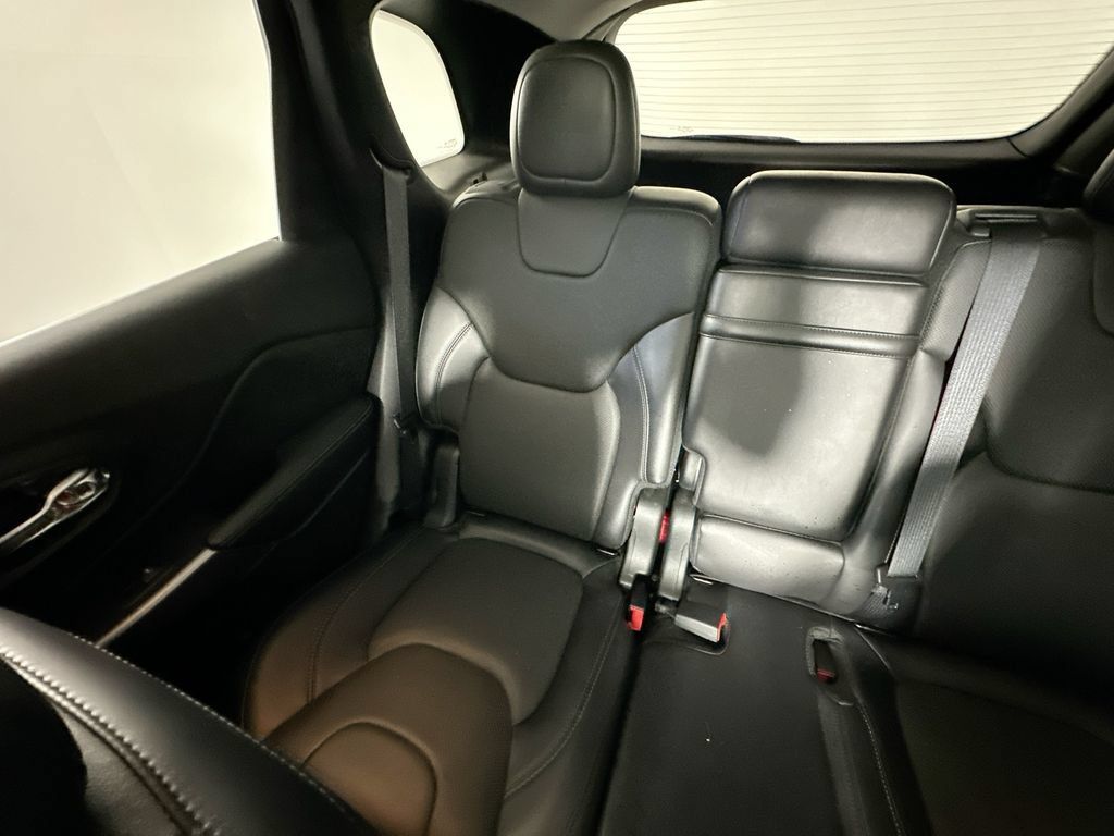 Used 2019 Jeep Cherokee Limited w/ Luxury Group FWD image 12