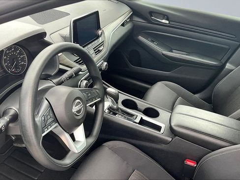 Used 2025 Nissan Altima 2.5 SV FWD image 18