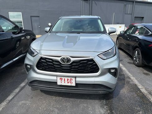 Used 2022 Toyota Highlander LE FWD image 2