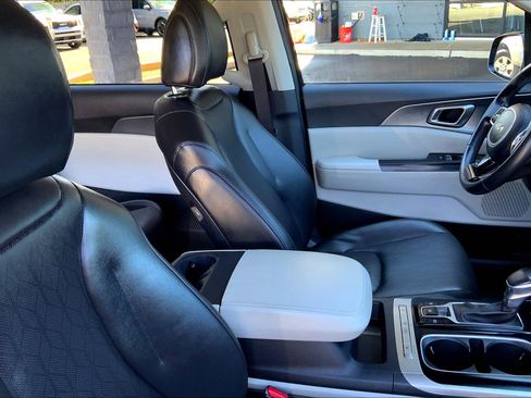 Used 2024 Kia Carnival LX image 9