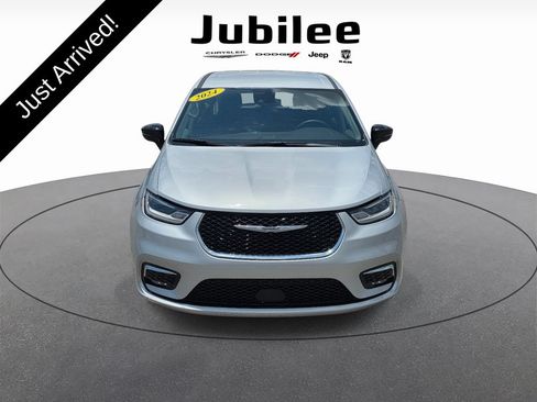Used 2024 Chrysler Pacifica Touring-L FWD image 2