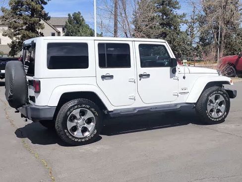Used 2017 Jeep Wrangler Unlimited Sahara w/ Connectivity Group image 9