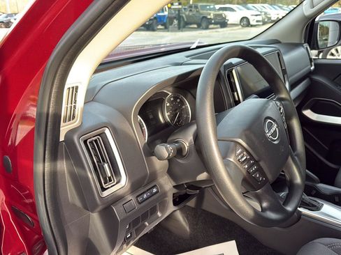 Used 2025 Nissan Frontier SV AWD/4WD image 16