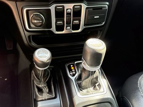 Used 2020 Jeep Gladiator Overland AWD/4WD image 29