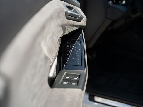 Certified 2025 Audi S6 e-tron Prestige w/ 21" Black Optic Package image 24