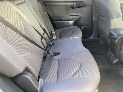 Used 2024 Toyota Highlander LE image 11