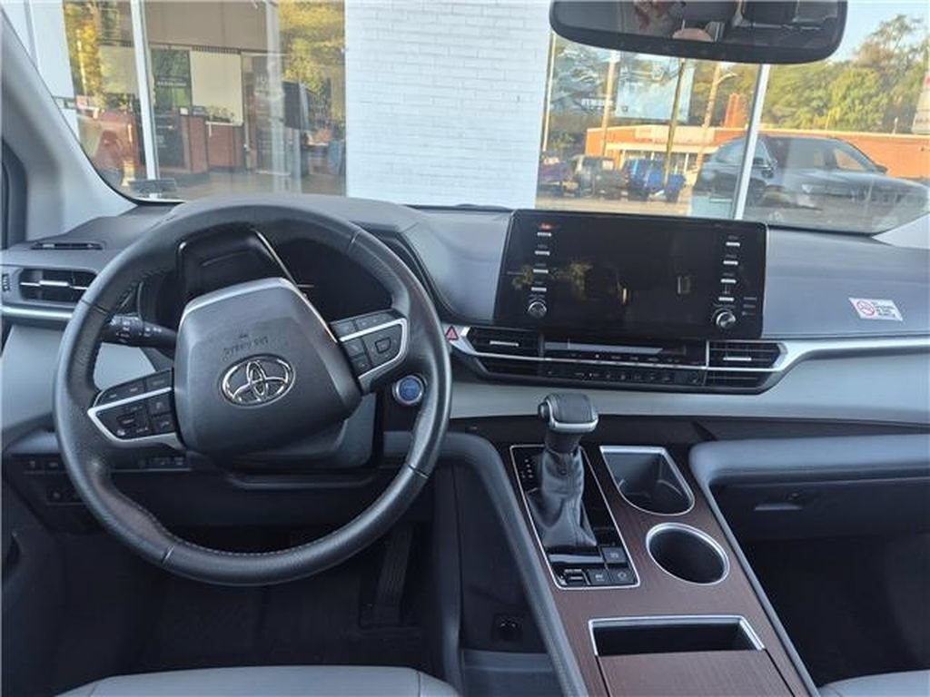 Used 2023 Toyota Sienna XLE FWD image 3