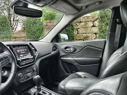Used 2019 Jeep Cherokee Limited FWD image 13