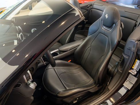 Used 2019 Ferrari Portofino RWD image 11