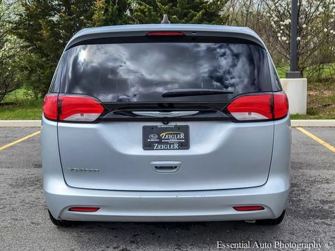 Used 2023 Chrysler Voyager LX FWD image 5