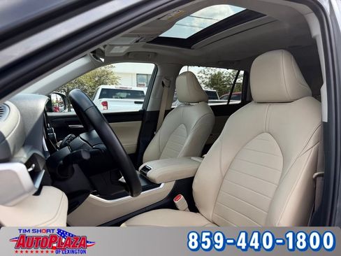 Used 2025 Toyota Highlander XLE AWD/4WD image 30