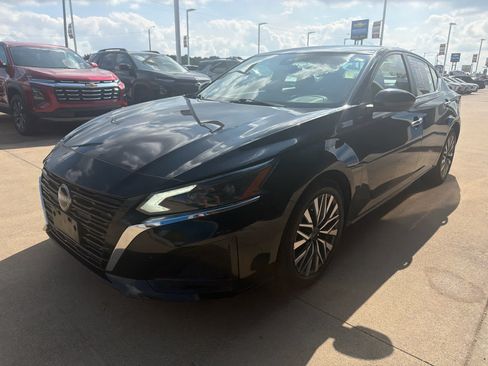Used 2024 Nissan Altima 2.5 SV FWD image 2