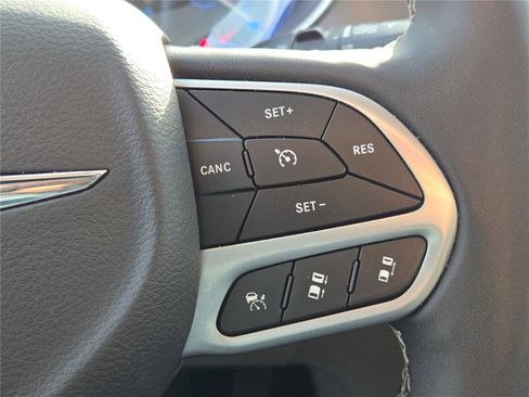 Certified 2024 Chrysler Pacifica Select image 34